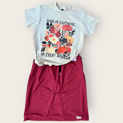 God Is Faithful In Every Season | Christian Fall T-Shirt